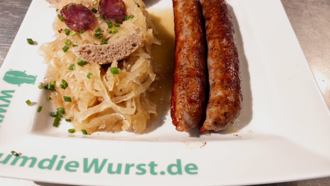BRATWURST-mit-Kraut